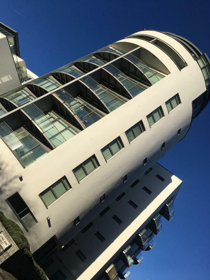 Serviced Apartment In Liverpool City Centre - Free Parking - Balcony - By Happy Days Zewnętrze zdjęcie
